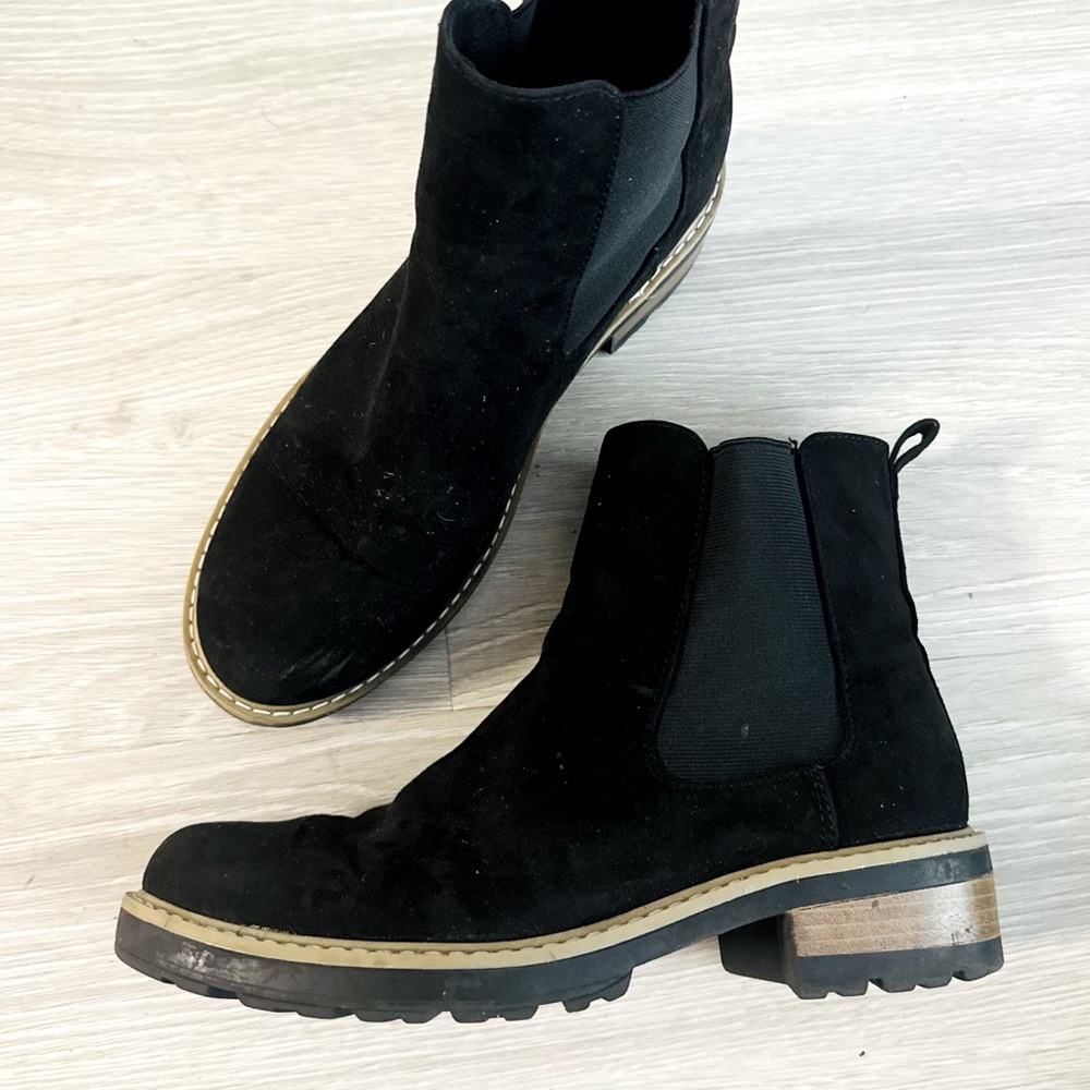 Universal thread Chelsea boots black suede